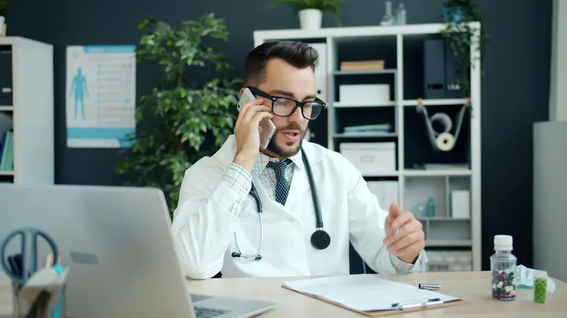 Un medico al telefono - © www.giornaledibrescia.it