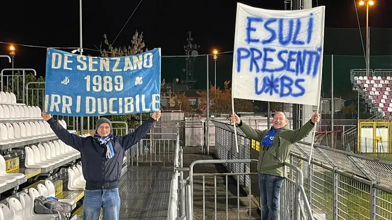 Due dei tre tifosi biancazzurri al Tombolato - © www.giornaledibrescia.it