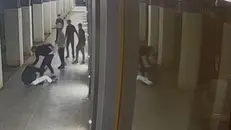 Un frame tratto da un video dell'aggressione al 22enne che è stato accoltellato da un gruppo di coetanei a Milano - Foto Ansa © www.giornaledibrescia.it