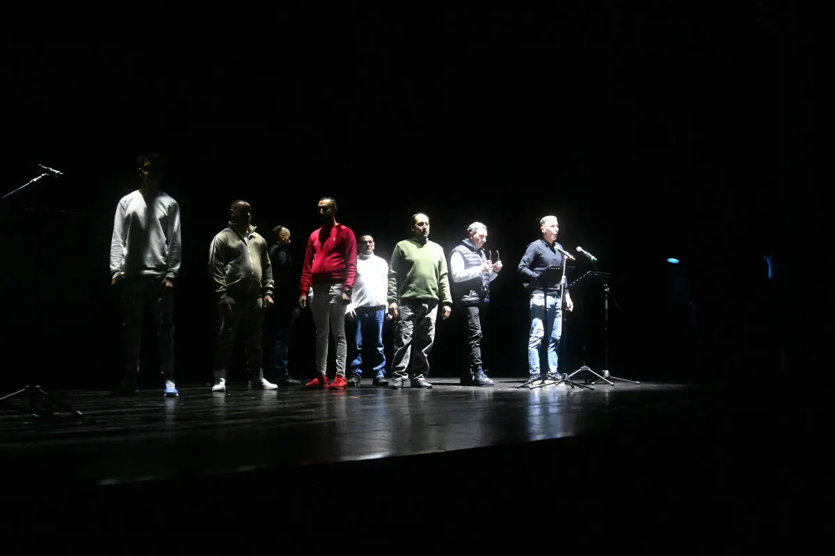 Lo spettacolo vite in attesa al Teatro Sociale