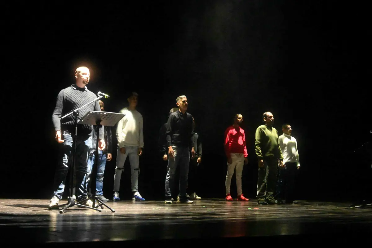 Lo spettacolo vite in attesa al Teatro Sociale