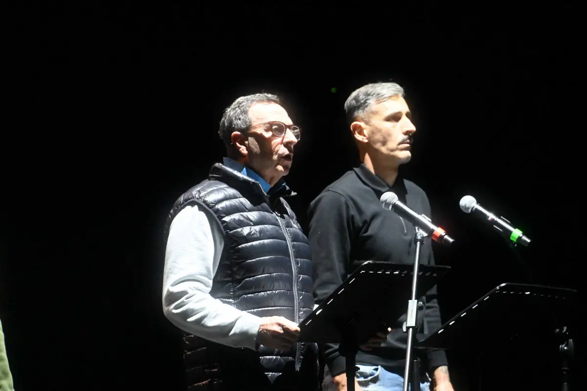 Lo spettacolo vite in attesa al Teatro Sociale