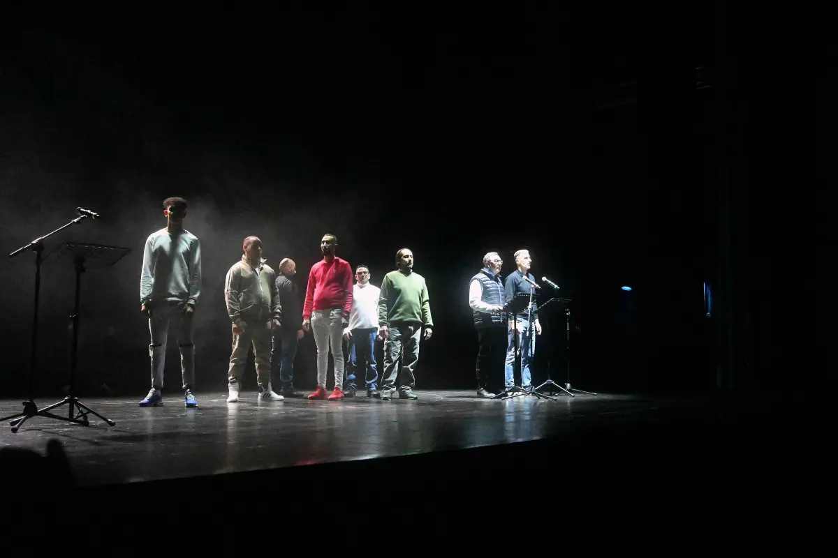 Lo spettacolo vite in attesa al Teatro Sociale