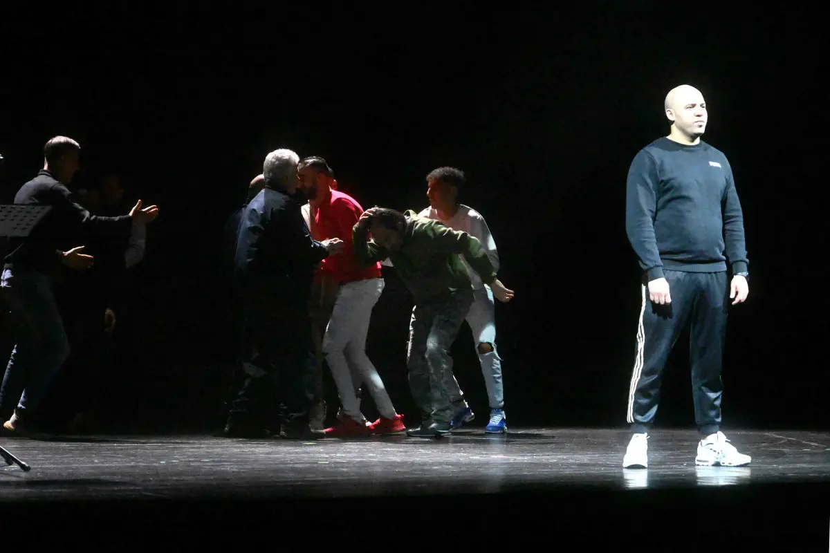 Lo spettacolo vite in attesa al Teatro Sociale