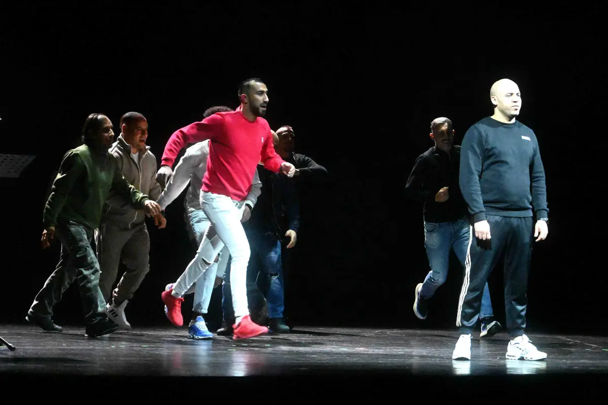 Lo spettacolo vite in attesa al Teatro Sociale