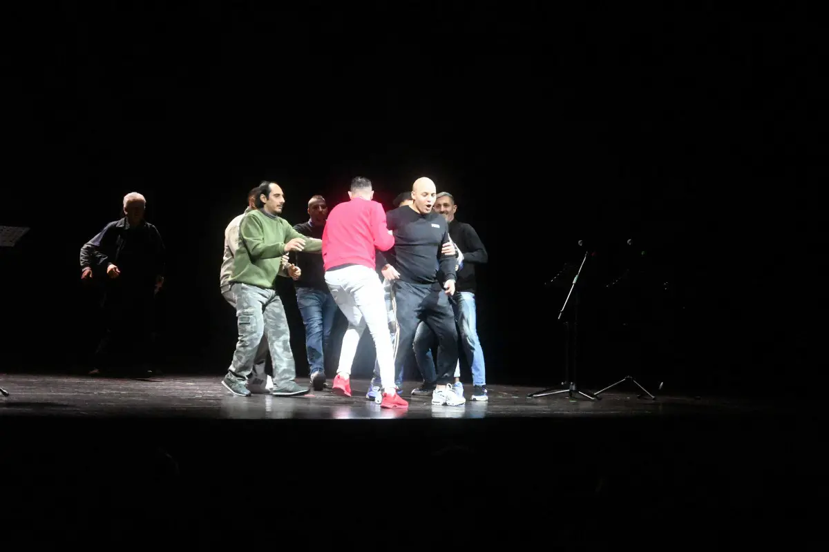 Lo spettacolo vite in attesa al Teatro Sociale