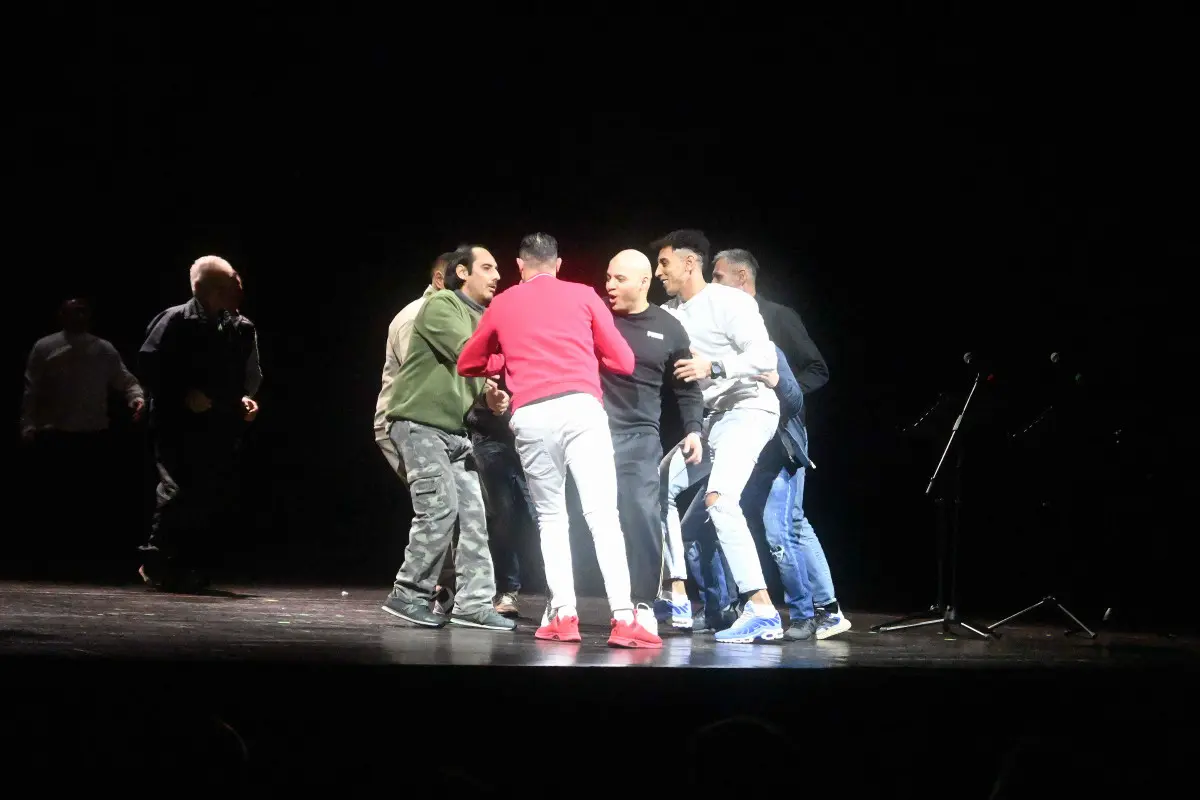 Lo spettacolo vite in attesa al Teatro Sociale