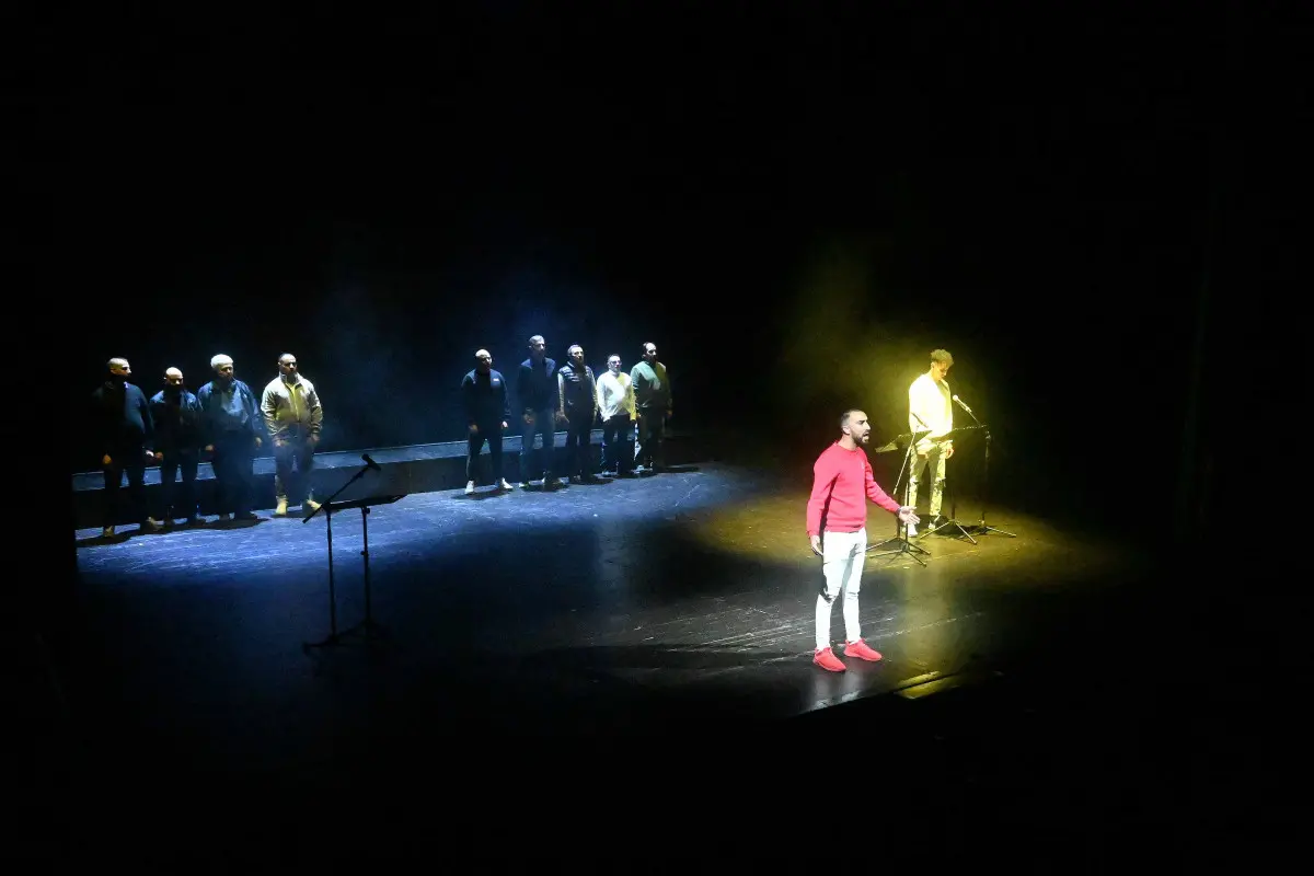 Lo spettacolo vite in attesa al Teatro Sociale