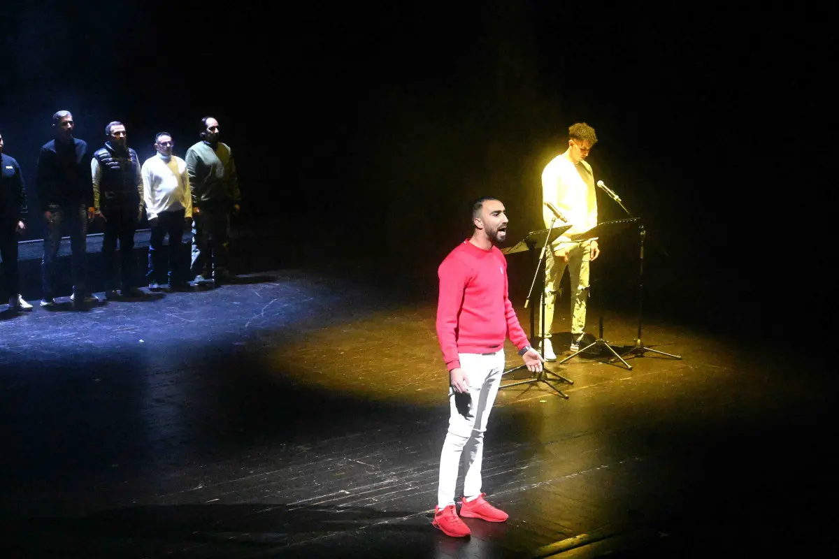 Lo spettacolo vite in attesa al Teatro Sociale