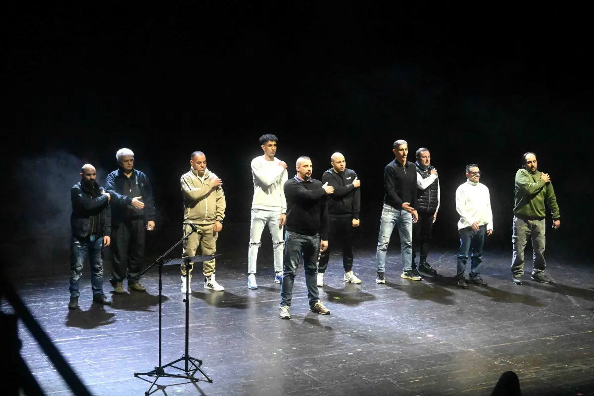 Lo spettacolo vite in attesa al Teatro Sociale