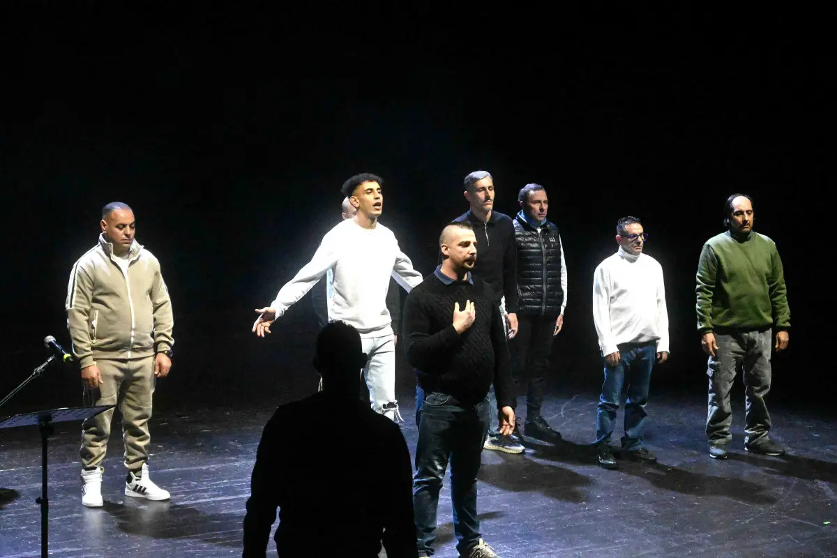 Lo spettacolo vite in attesa al Teatro Sociale