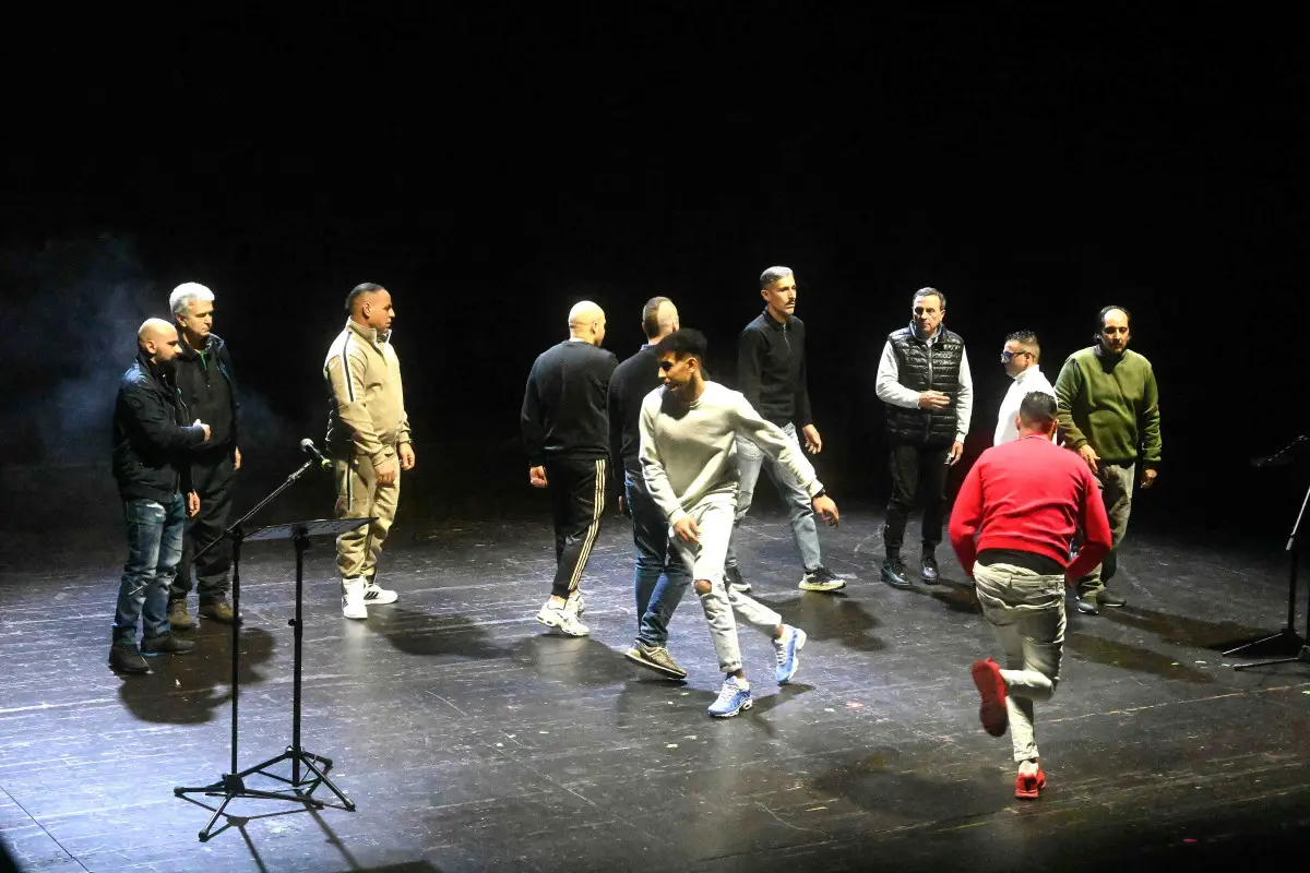 Lo spettacolo vite in attesa al Teatro Sociale