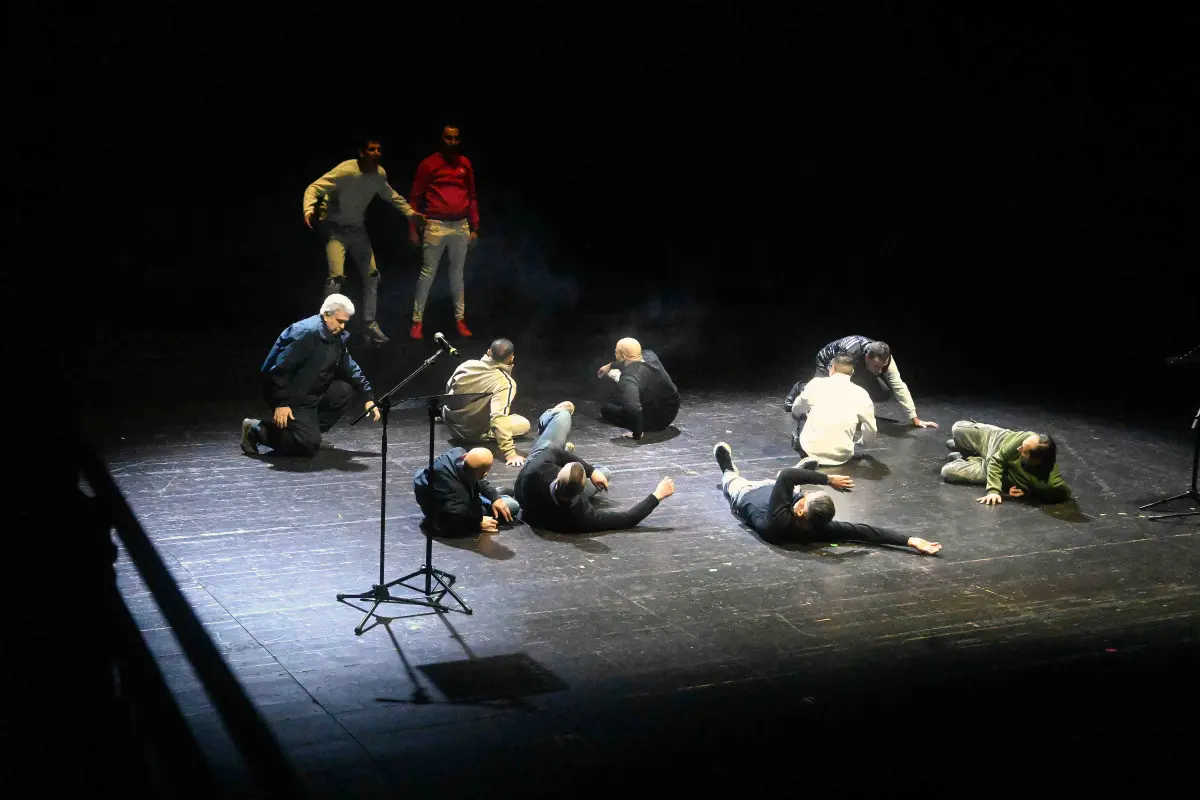 Lo spettacolo vite in attesa al Teatro Sociale