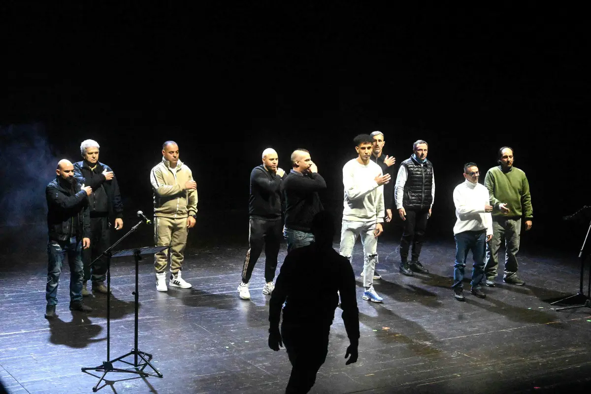 Lo spettacolo vite in attesa al Teatro Sociale