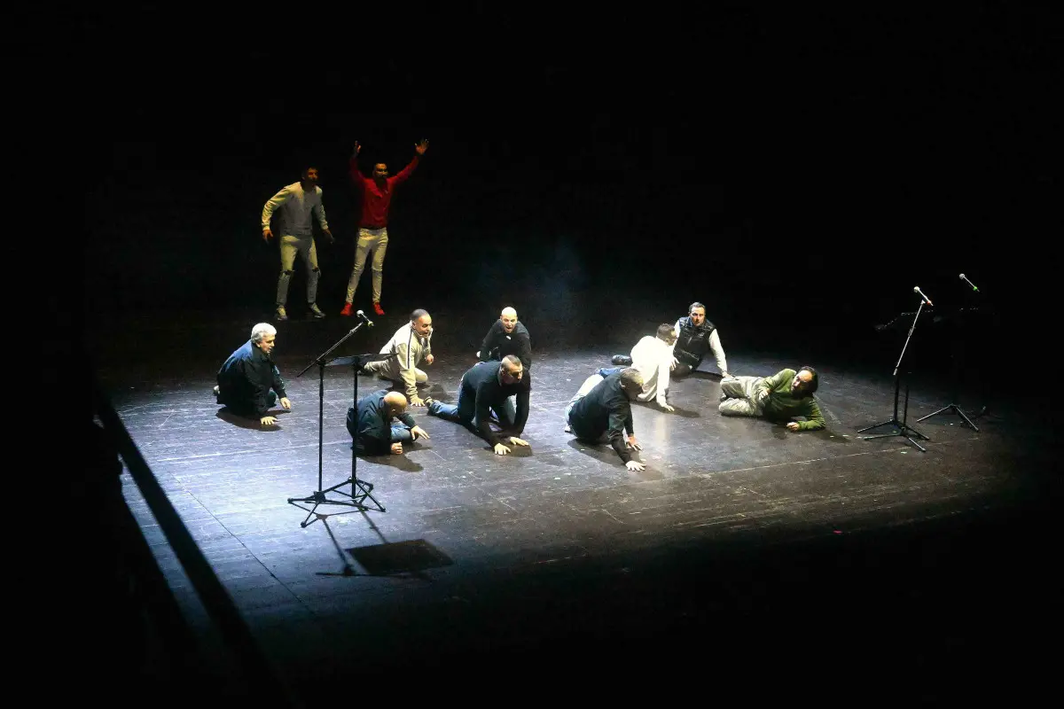 Lo spettacolo vite in attesa al Teatro Sociale