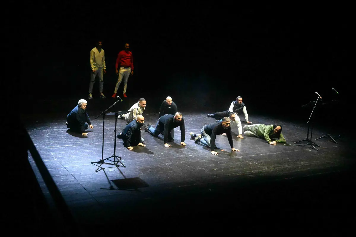 Lo spettacolo vite in attesa al Teatro Sociale