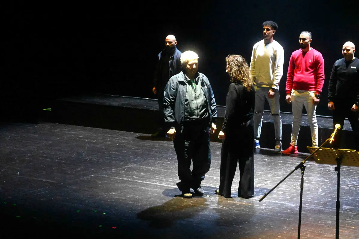 Lo spettacolo vite in attesa al Teatro Sociale