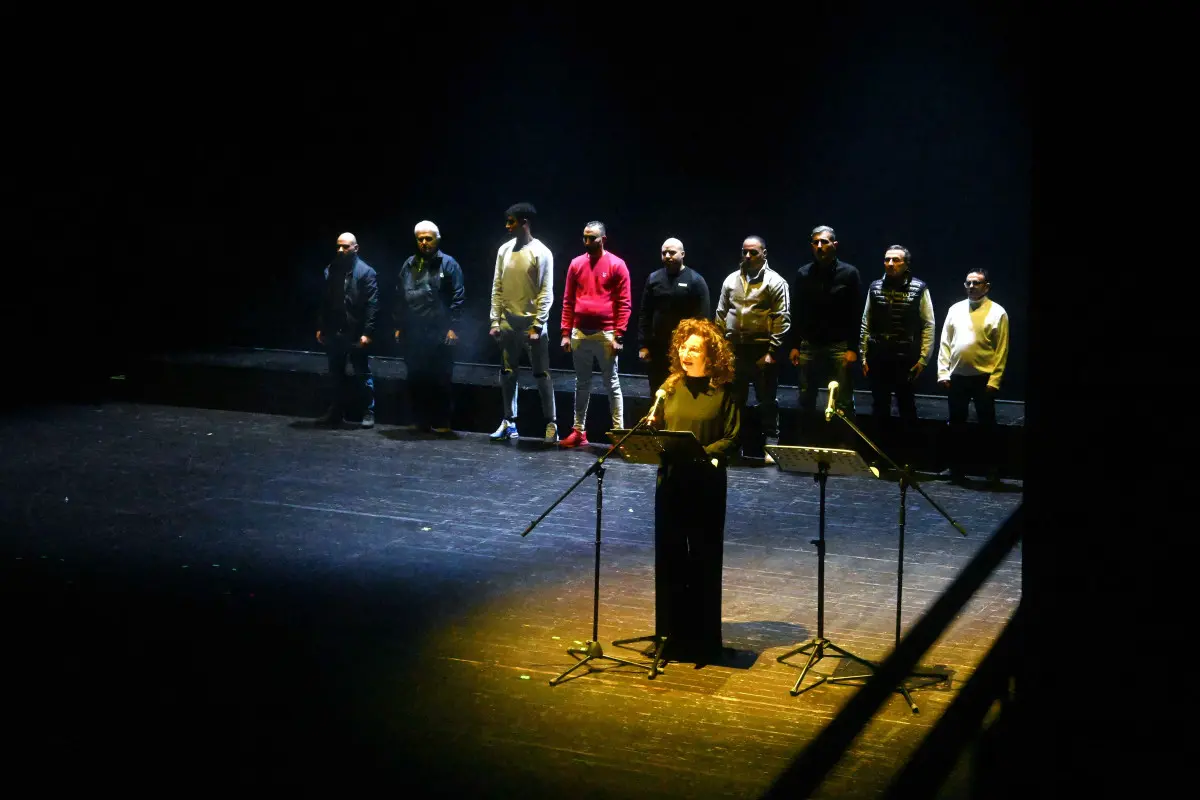 Lo spettacolo vite in attesa al Teatro Sociale