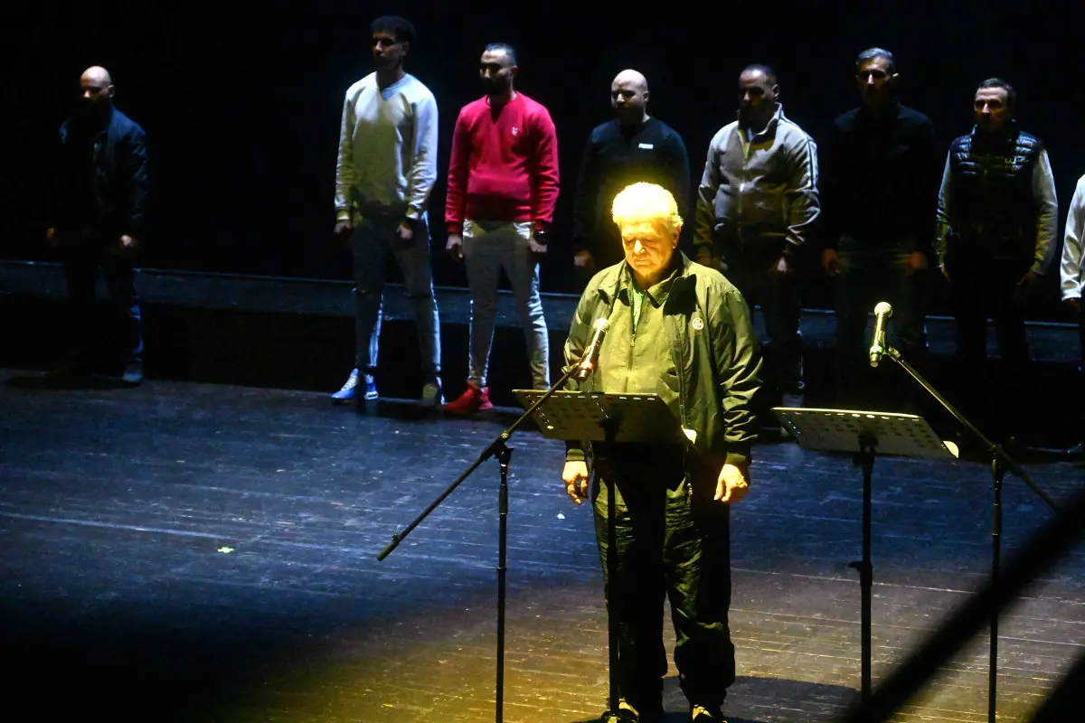 Lo spettacolo vite in attesa al Teatro Sociale