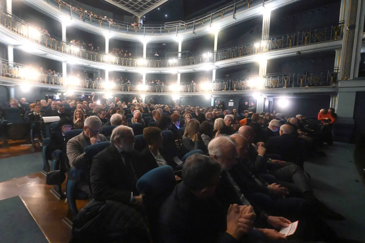 Lo spettacolo vite in attesa al Teatro Sociale