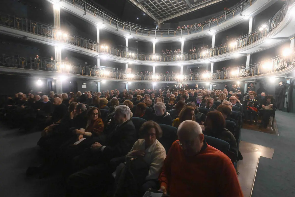 Lo spettacolo vite in attesa al Teatro Sociale