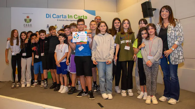 Una delle classi premiate per il progetto "DI CARTA IN CARTA: il riciclo che rigenera"
