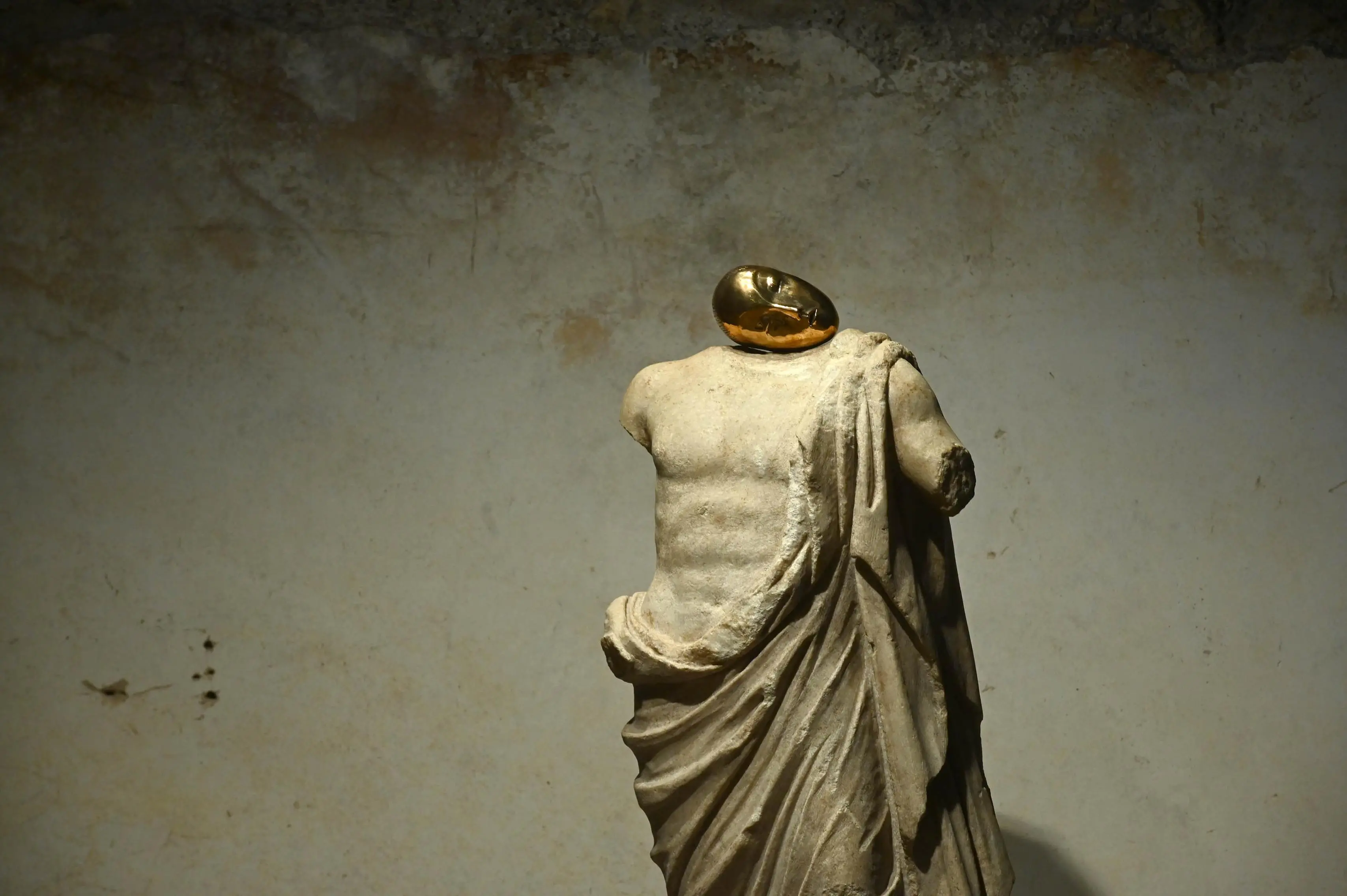 Palcoscenici archeologici, l'installazione di Vezzoli in Capitolium (2021)