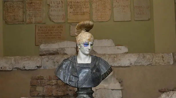 Palcoscenici archeologici, l'installazione di Vezzoli in Capitolium (2021)