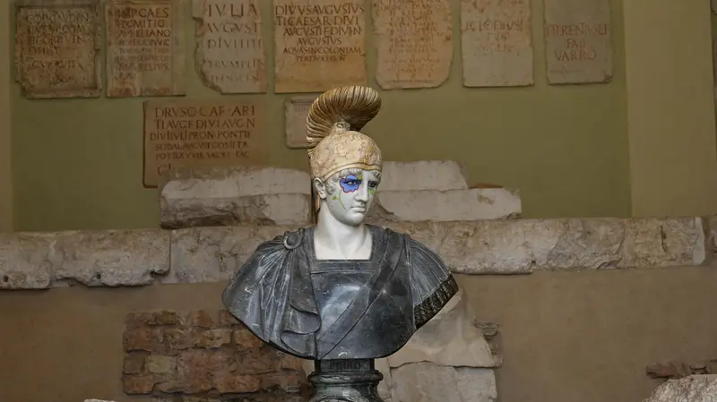 Palcoscenici archeologici, l'installazione di Vezzoli in Capitolium (2021)