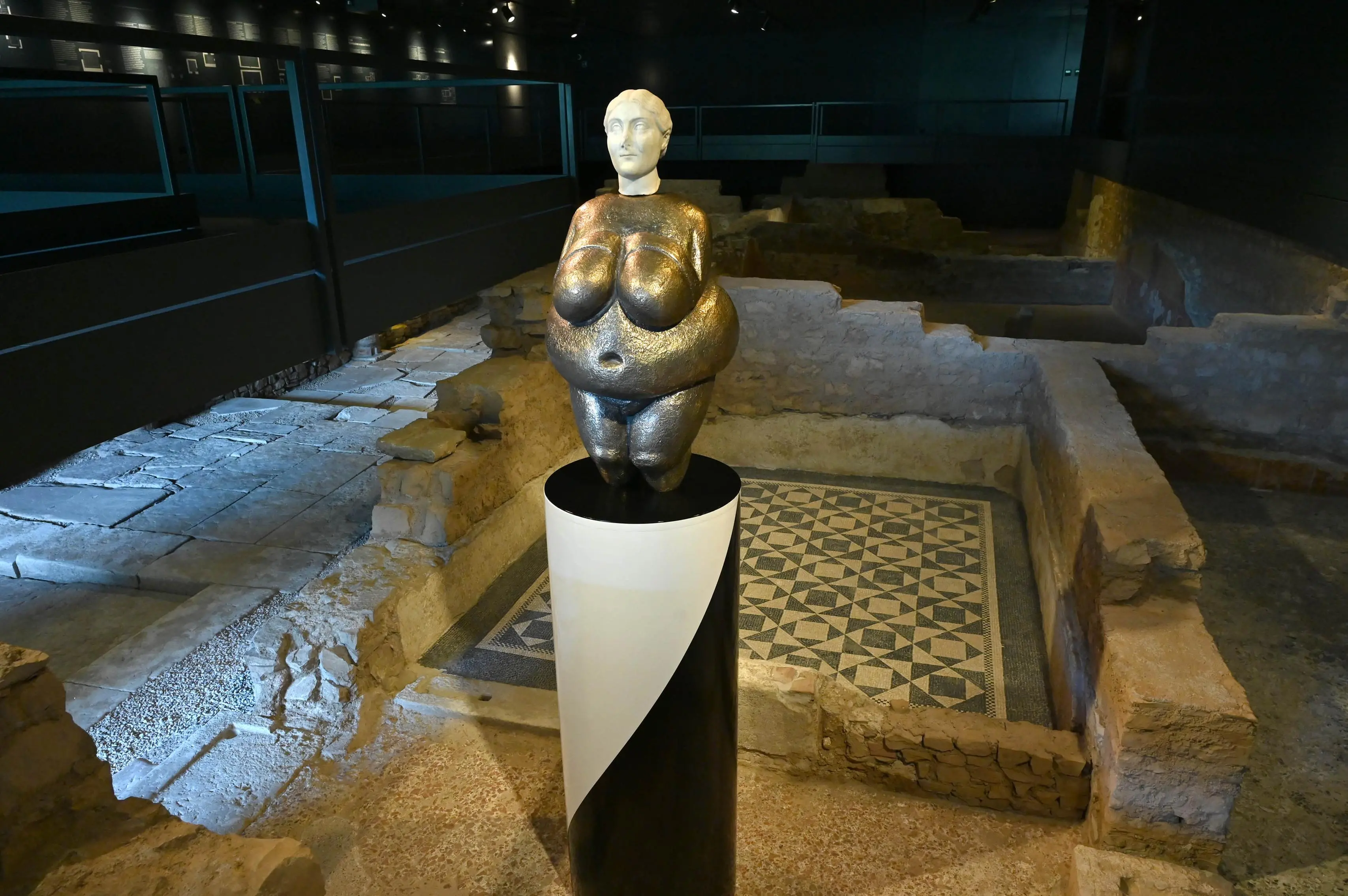 Palcoscenici archeologici, l'installazione di Vezzoli in Capitolium (2021)