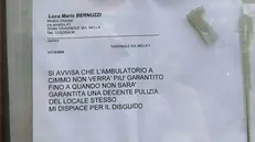 Il biglietto fuori dall'ambulatorio di Cimmo - © www.giornaledibrescia.it