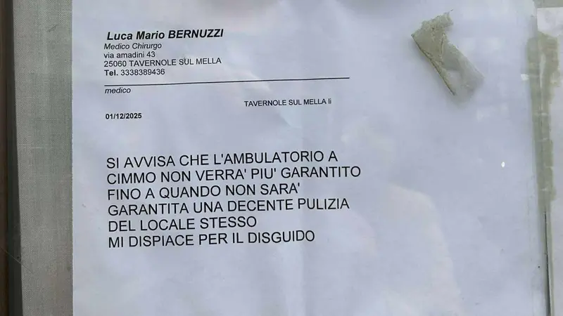 Il biglietto fuori dall'ambulatorio di Cimmo - © www.giornaledibrescia.it