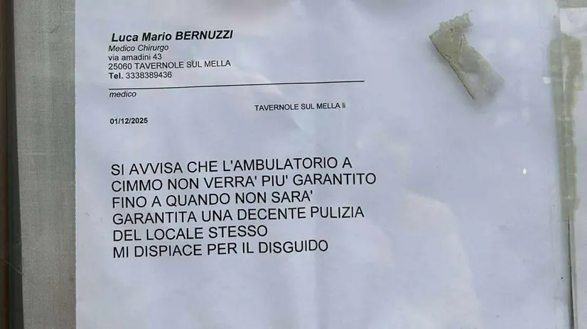 Il biglietto fuori dall'ambulatorio di Cimmo - © www.giornaledibrescia.it