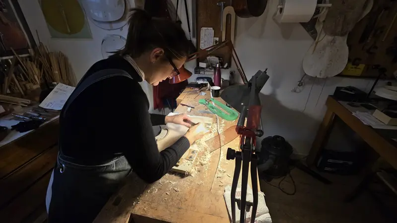 Kate Poulton, liutaia che si è trasferita a Brescia dall'Australia, al lavoro - © www.giornaledibrescia.it