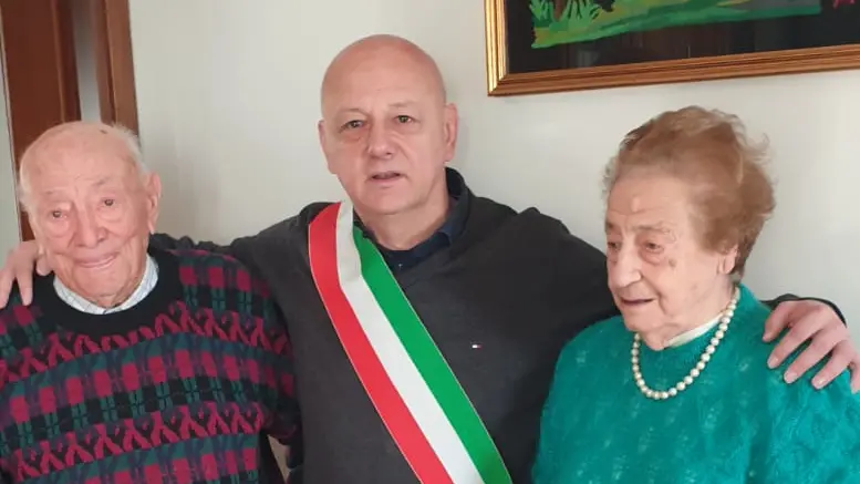 Angelo e Cinzia insieme al sindaco di Gargnano © www.giornaledibrescia.it