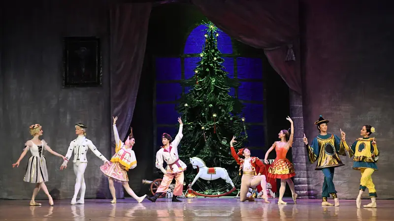 Una scena dello Schiaccianoci del Balletto dell'Opera di Tbilisi