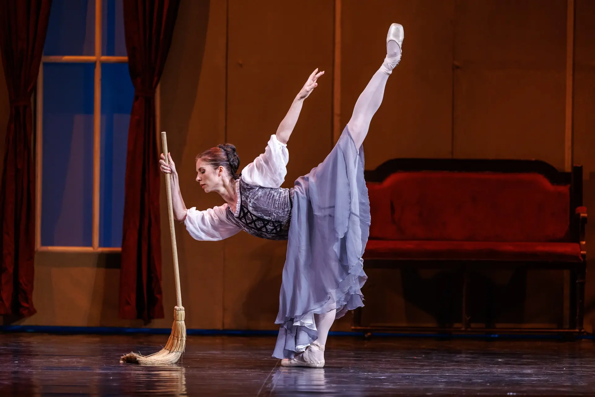 Il Balletto del Teatro dell'Opera Nazionale della Romania porta Cenerentola al Sociale