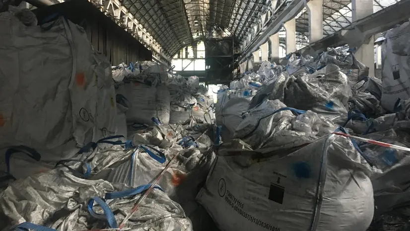 La ex Selca è fallita nel 2010: ecco i rifiuti accatastati nel sito