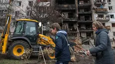 Un palazzo colpito da un raid russo nella regione di Kiev - Foto Ansa © www.giornaledibrescia.it