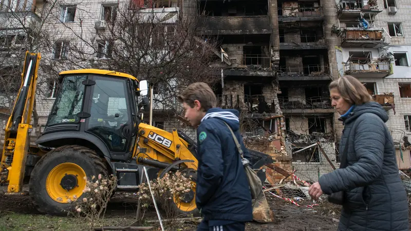 Un palazzo colpito da un raid russo nella regione di Kiev - Foto Ansa © www.giornaledibrescia.it