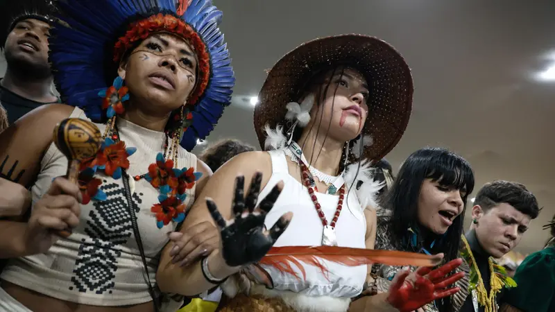 Persone indigene in protesta a Belem - Foto Ansa © www.giornaledibrescia.it