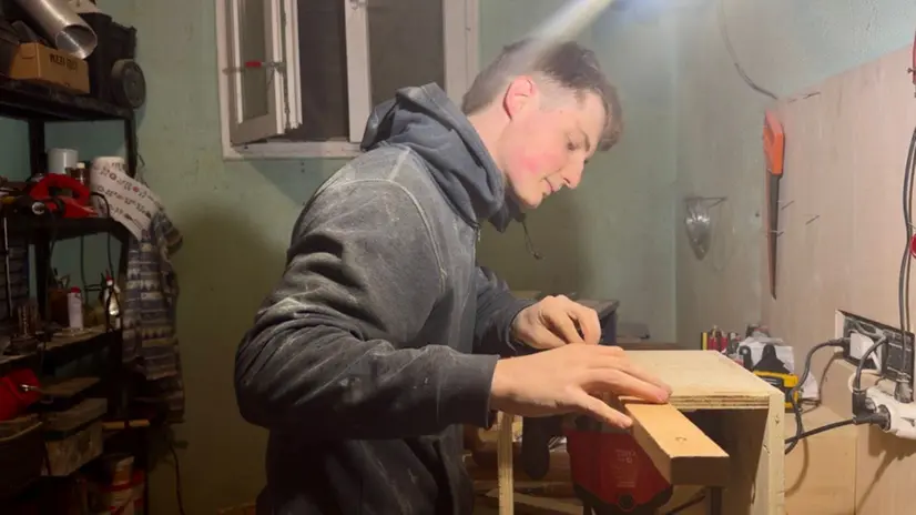 Wooddan al lavoro nel suo laboratorio di falegnameria