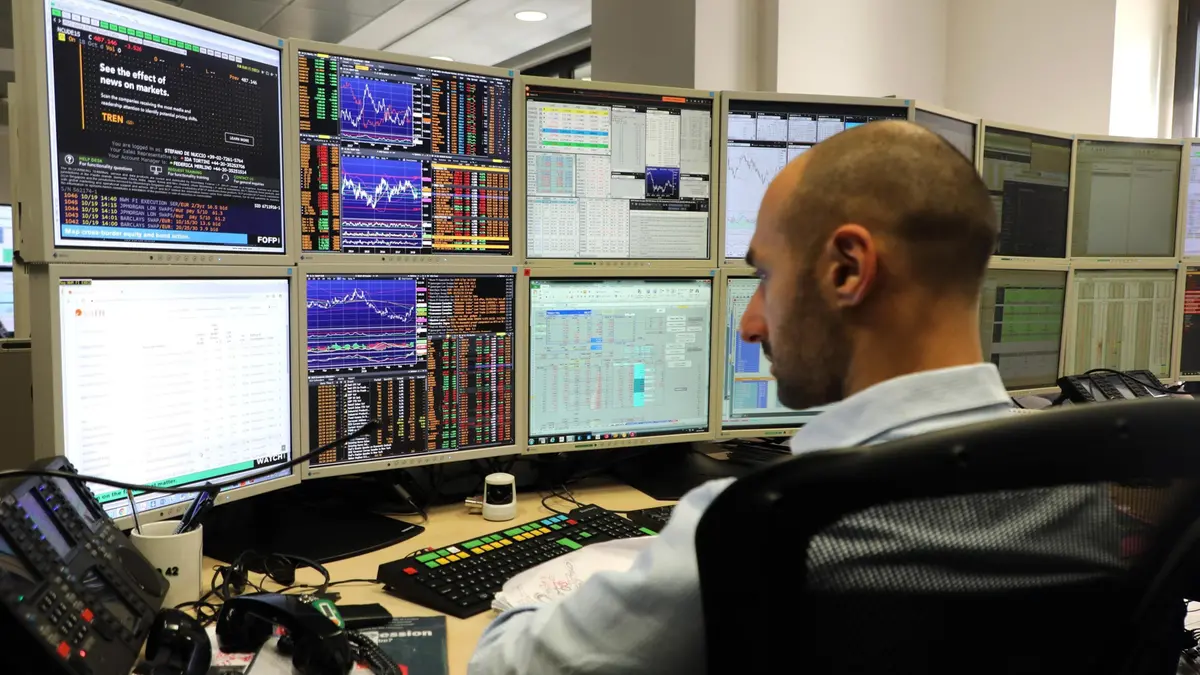 Un operatore di Borsa di una banca davanti ai monitor - Foto Ansa © www.giornaledibrescia.it