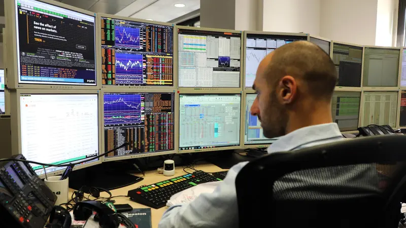 Un operatore di Borsa di una banca davanti ai monitor - Foto Ansa © www.giornaledibrescia.it