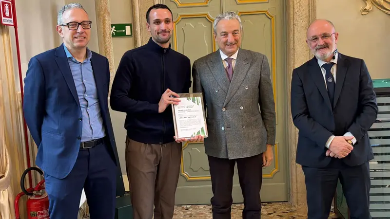 La consegna del premio di laurea all'ingegner Lorandi - © www.giornaledibrescia.it