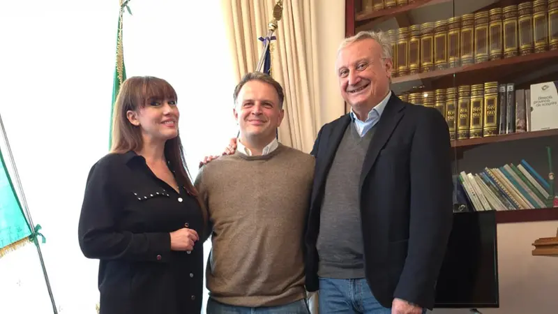 I conduttori Elisabetta Del Medico e Marco Recalcati con il sindaco di Edolo Luca Masneri - © www.giornaledibrescia.it