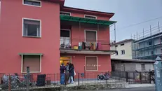 Parenti e amici si fanno coraggio davanti alla casa del 27enne - © www.giornaledibrescia.it