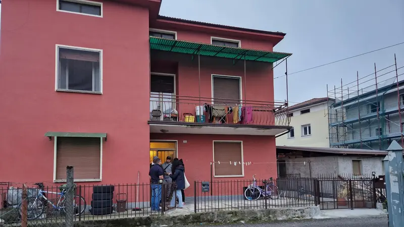 Parenti e amici si fanno coraggio davanti alla casa del 27enne - © www.giornaledibrescia.it