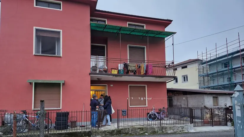 Parenti e amici si fanno coraggio davanti alla casa del 27enne - © www.giornaledibrescia.it