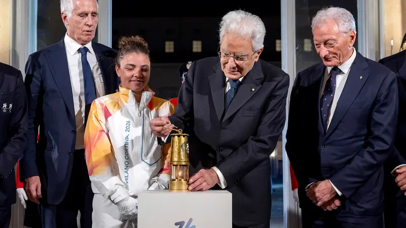 Jasmine Paolini e Sergio Mattarella al Quirinale con la torcia olimpica - Foto Ansa © www.giornaledibrescia.it